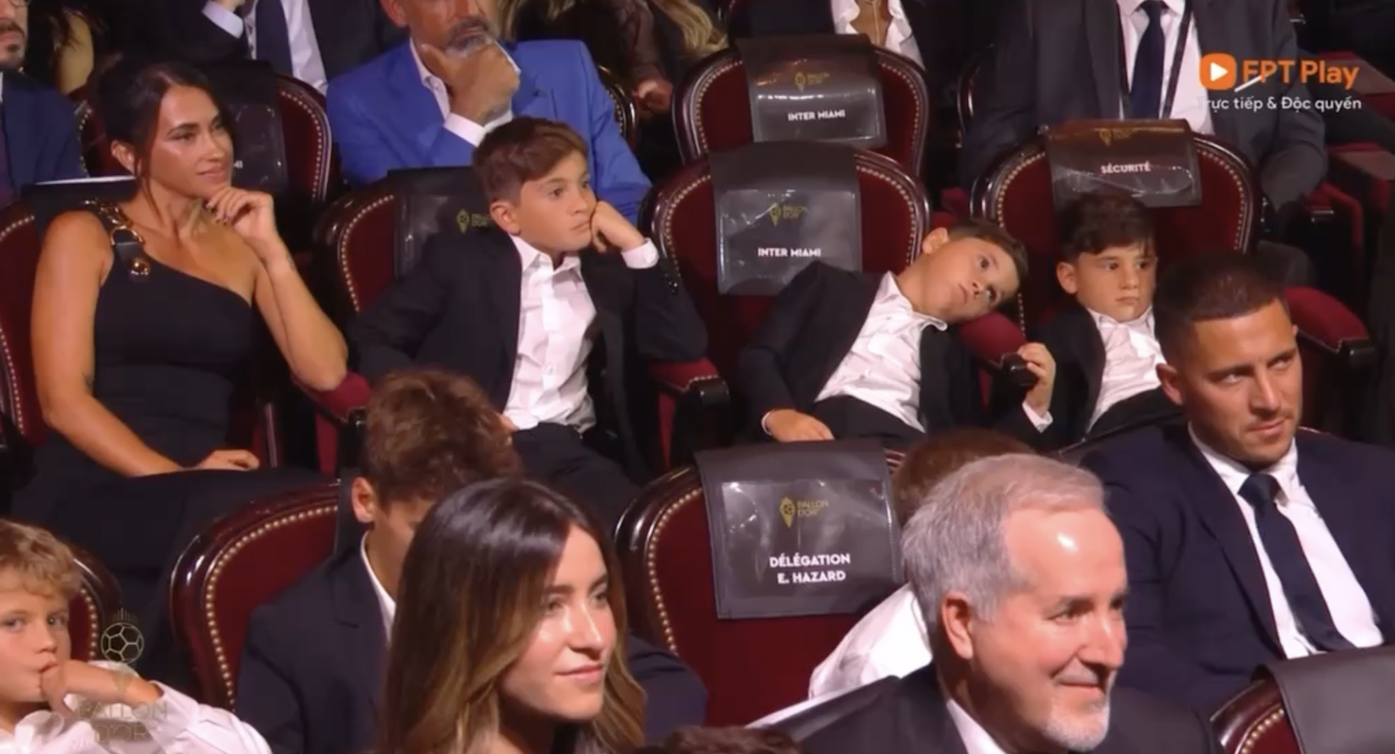 The three sons of the Messi family have typical "anti-fan" expressions; when dad received the 2023 Golden Ball - Photo 3.
