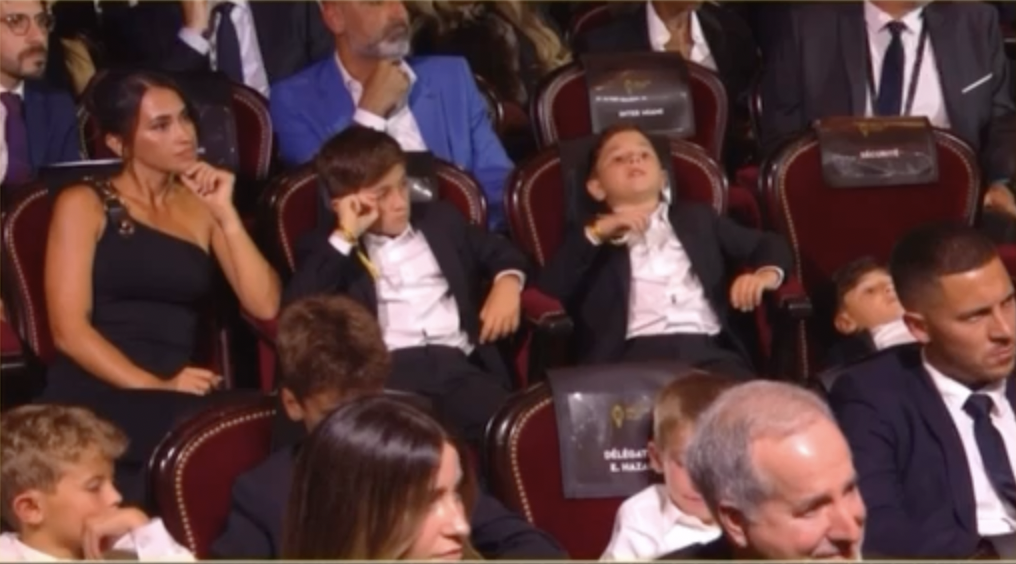The three sons of the Messi family have typical "anti-fan" expressions; when dad received the 2023 Golden Ball - Photo 4.