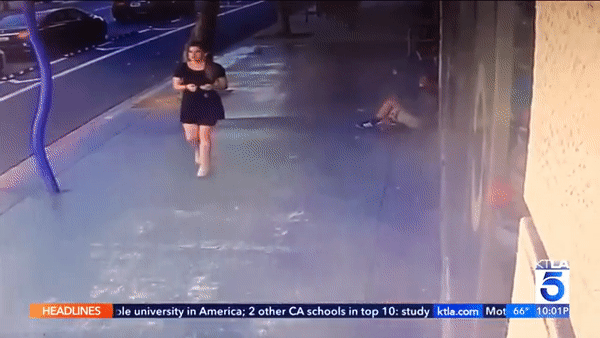Cô gái bị tấn công bất ngờ khi đang đi trên đường, camera an ninh ghi lại toàn bộ diễn biến hành vi đồi bại của kẻ lạ mặt - Ảnh 1.