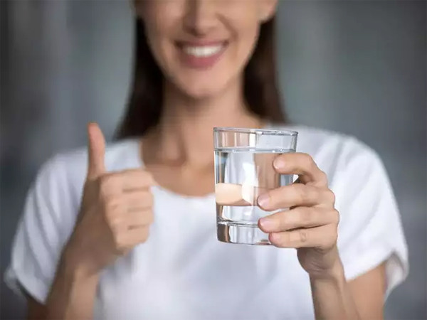 Bác sĩ giải đáp &quot;có nên uống nước trước khi đi ngủ để phòng chống đột quỵ?&quot; và những thời điểm uống nước tốt nhất - Ảnh 3.