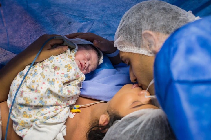 Em bé sơ sinh gây bão với khuôn mặt gắt gỏng lúc mới chào đời - Ảnh 4.