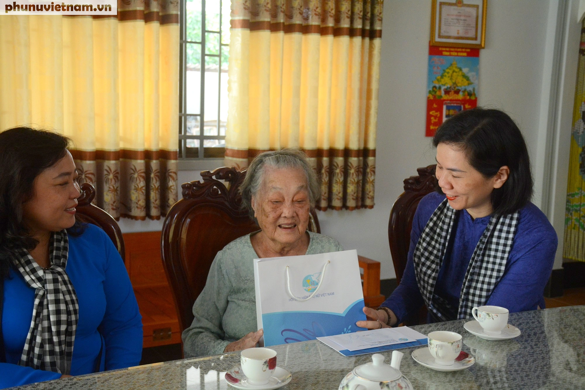 Hội LHPN Việt Nam thăm, tặng quà Mẹ Việt Nam Anh hùng và trao học bổng cho trẻ em Tiền Giang - Ảnh 1.