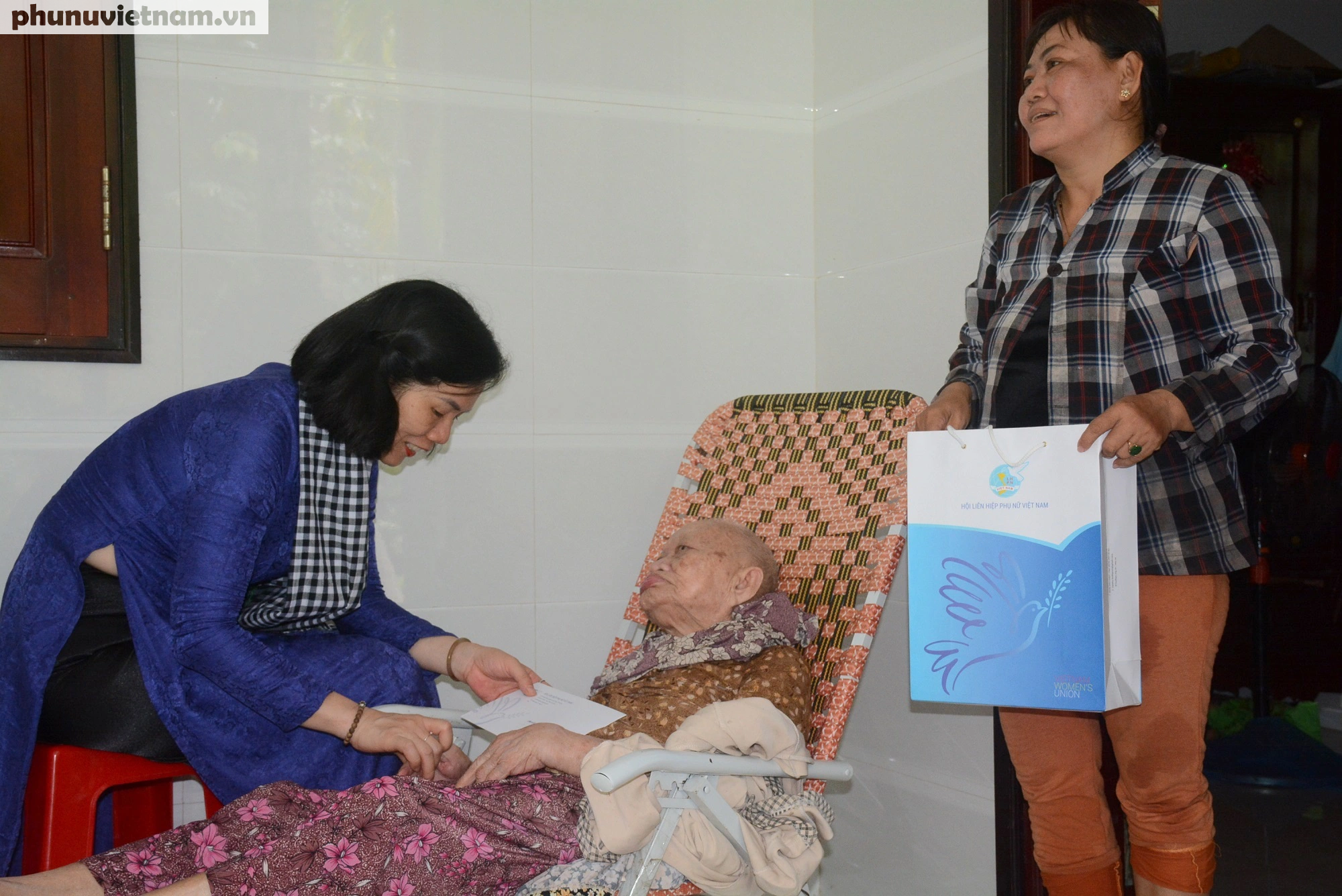 Hội LHPN Việt Nam thăm, tặng quà Mẹ Việt Nam Anh hùng và trao học bổng cho trẻ em Tiền Giang - Ảnh 3.