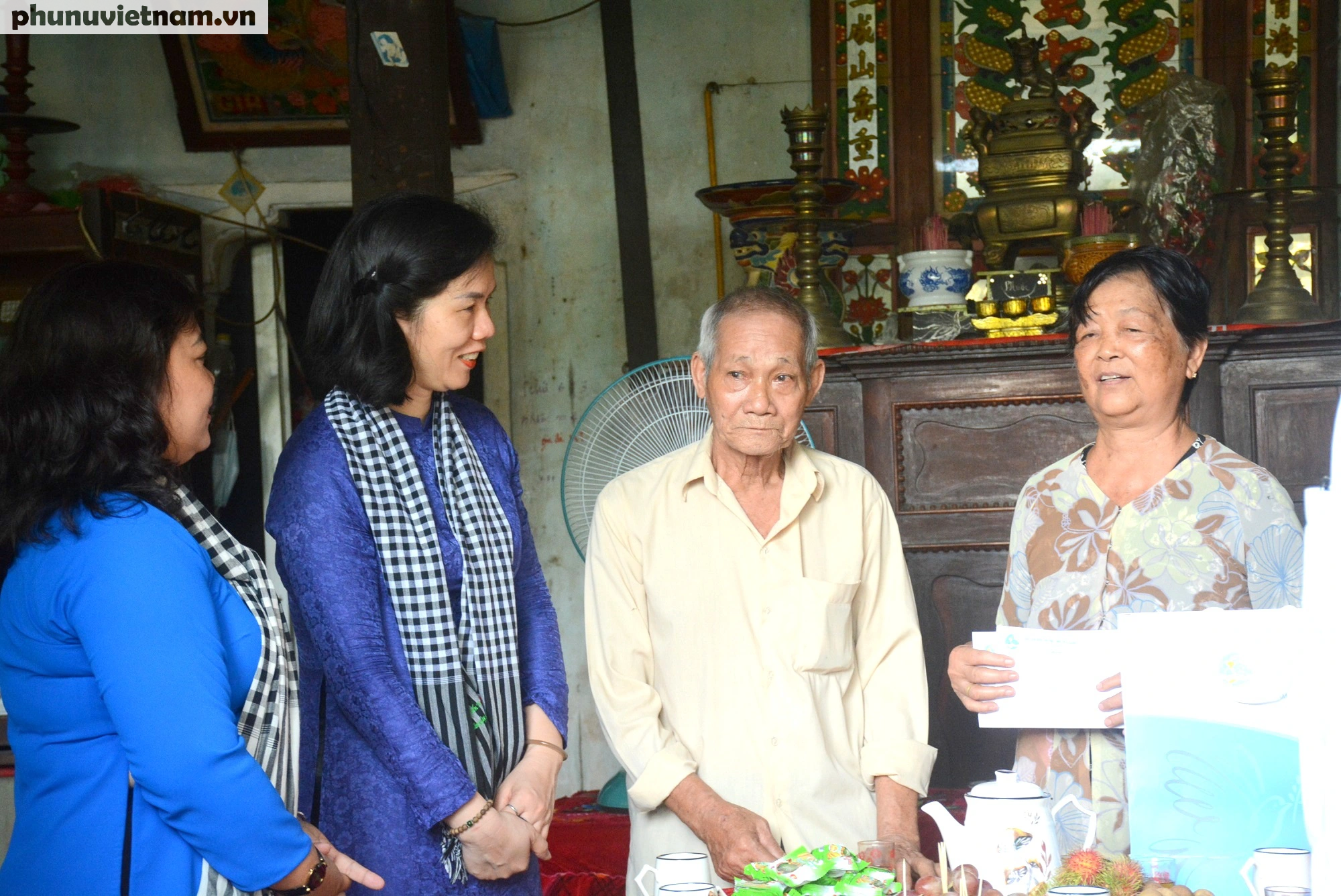 Hội LHPN Việt Nam thăm, tặng quà Mẹ Việt Nam Anh hùng và trao học bổng cho trẻ em Tiền Giang - Ảnh 4.