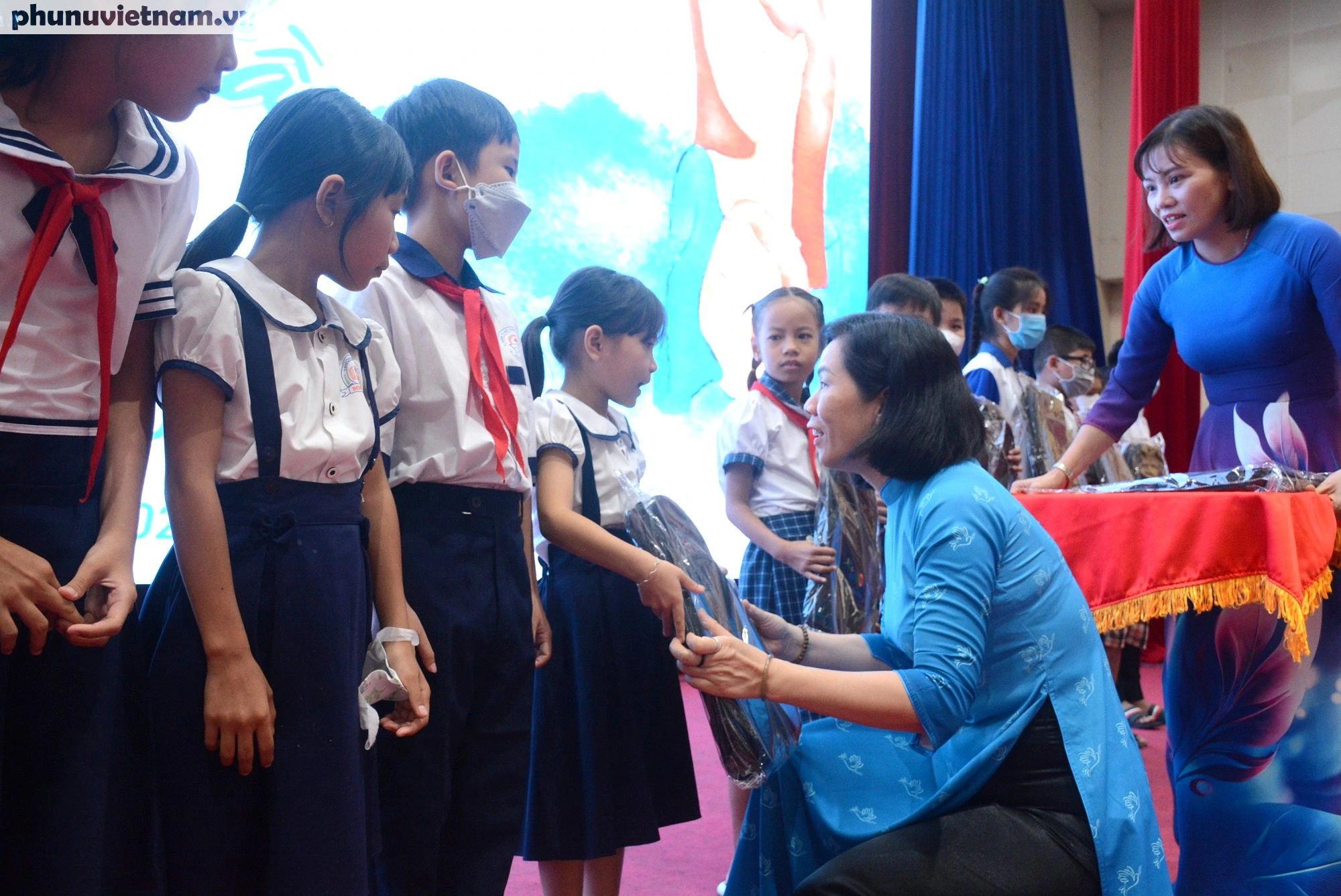 Hội LHPN Việt Nam thăm, tặng quà Mẹ Việt Nam Anh hùng và trao học bổng cho trẻ em Tiền Giang - Ảnh 5.