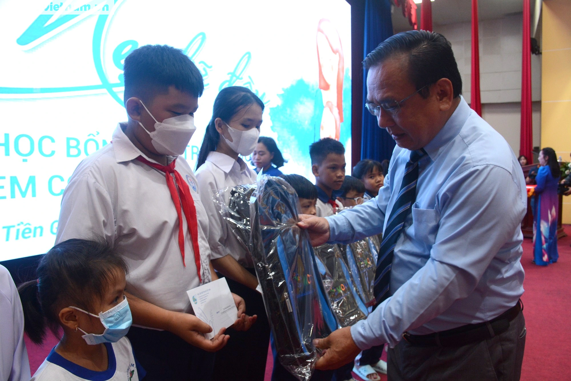 Hội LHPN Việt Nam thăm, tặng quà Mẹ Việt Nam Anh hùng và trao học bổng cho trẻ em Tiền Giang - Ảnh 6.