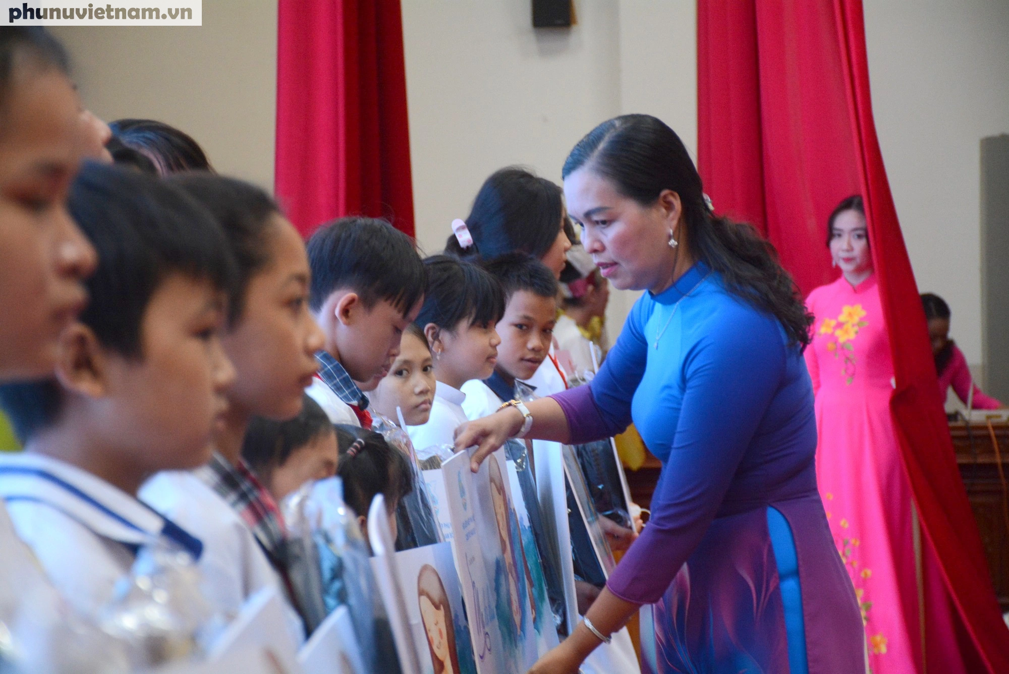 Hội LHPN Việt Nam thăm, tặng quà Mẹ Việt Nam Anh hùng và trao học bổng cho trẻ em Tiền Giang - Ảnh 7.