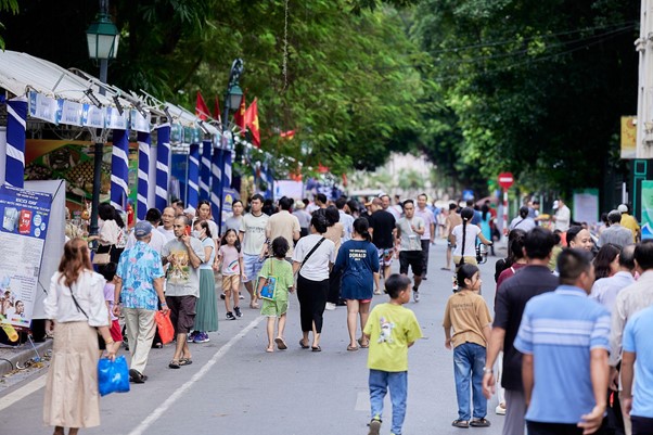 Không gian văn hóa Tây Ninh tại Hồ Gươm nườm nườm nượp du khách trong hai ngày cuối tuần - Ảnh 1.