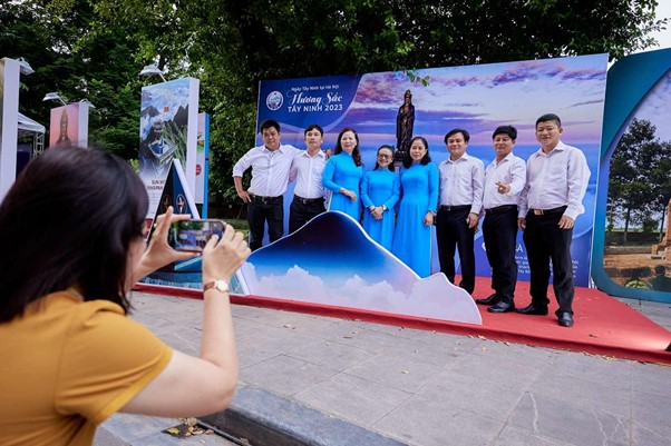 Không gian văn hóa Tây Ninh tại Hồ Gươm nườm nườm nượp du khách trong hai ngày cuối tuần - Ảnh 10.