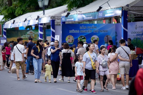 Không gian văn hóa Tây Ninh tại Hồ Gươm nườm nườm nượp du khách trong hai ngày cuối tuần - Ảnh 5.