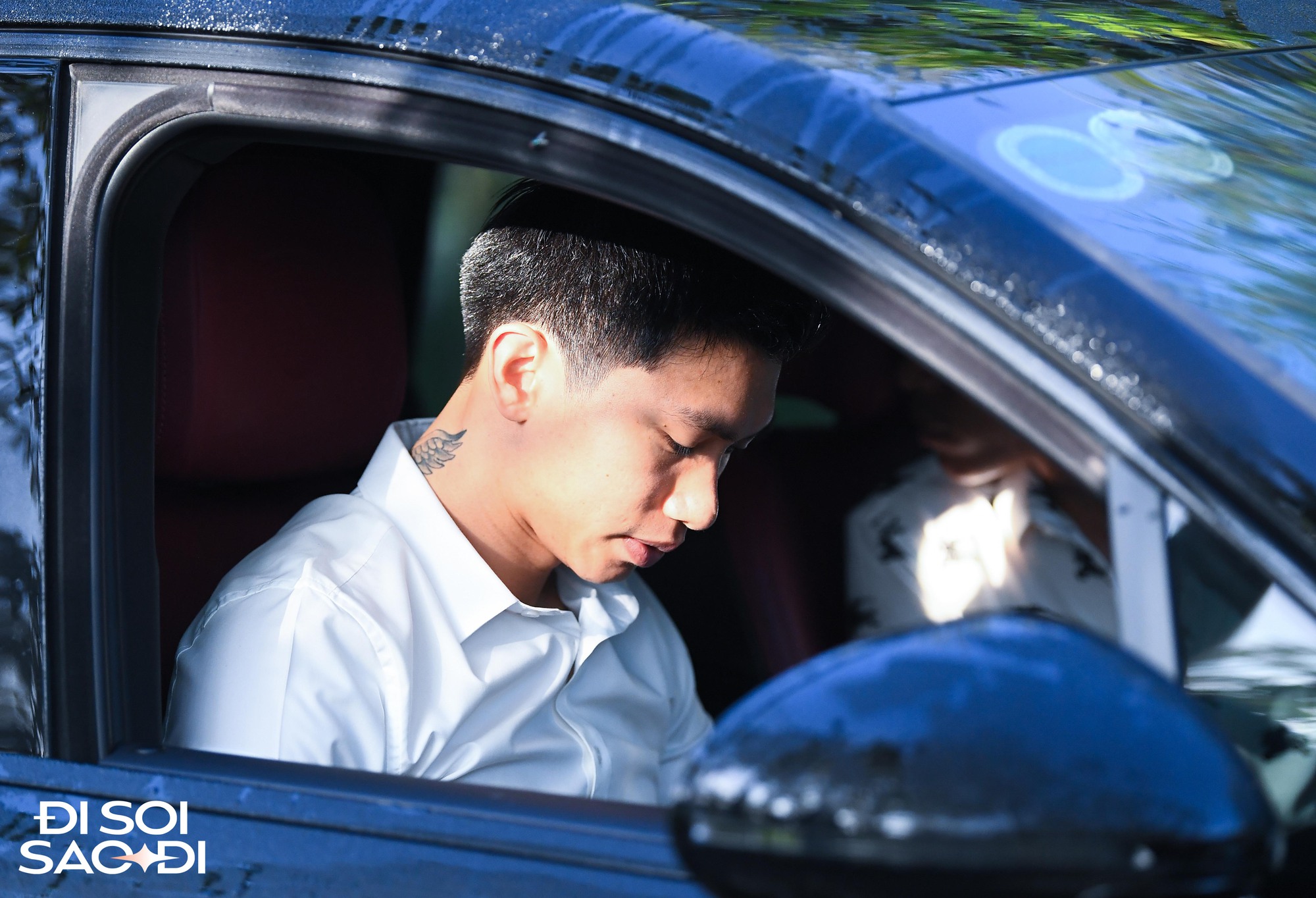 Chú rể Đoàn Văn Hậu được bố dặn dò kỹ lưỡng trước khi đi đón dâu, rạp cưới ngập tràn hoa tươi- Ảnh 4.