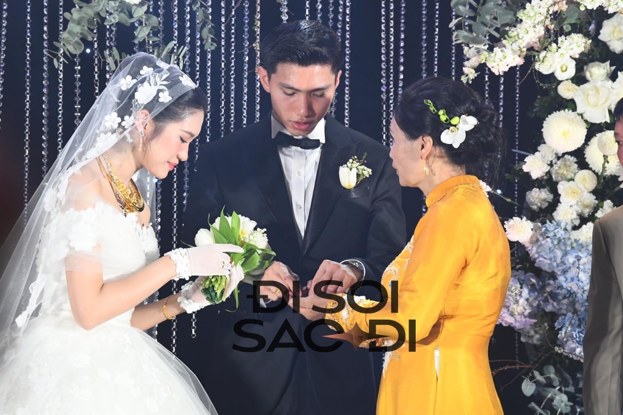 Doãn Hải My rạng rỡ nhận vàng mẹ chồng trao, nói một câu thể hiện vừa đẹp lại khéo- Ảnh 2.