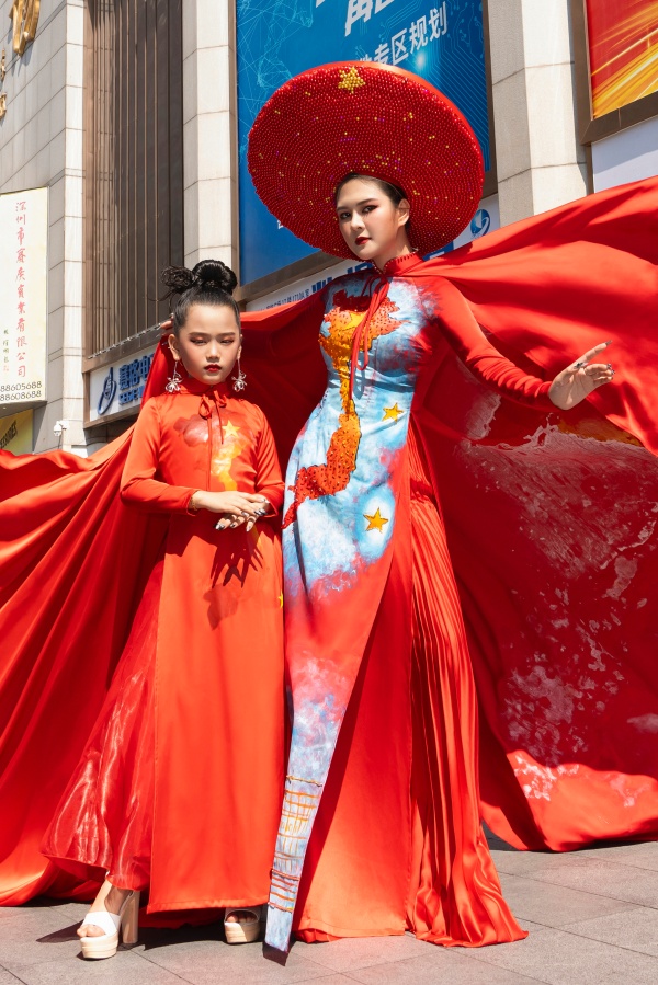 Cô gái Việt ghi dấu ấn với thiết kế áo dài trên đường phố Trung Quốc- Ảnh 2.