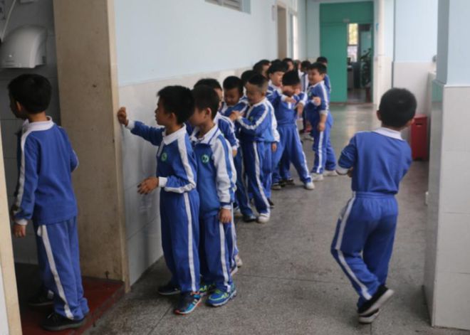 Thảm kịch giẫm đạp tại một trường cấp 2 Trung Quốc: 6 học sinh thương vong, nguyên nhân sự cố gây bất ngờ- Ảnh 2.