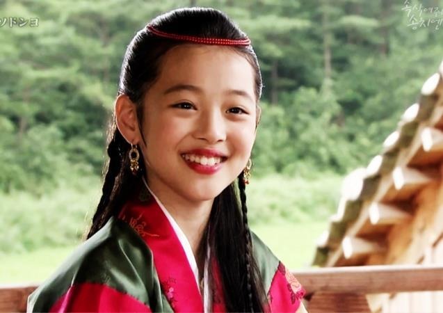 Sulli và bi kịch của những đứa trẻ bị ép trưởng thành sớm- Ảnh 1.