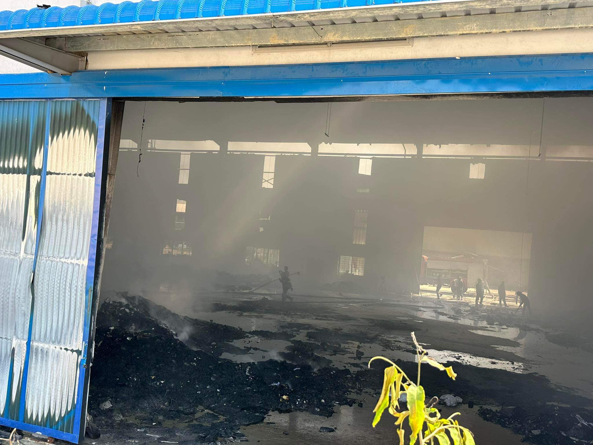 Nghệ An: Cháy lớn tại Khu công nghiệp, công nhân hoảng hốt tháo chạy- Ảnh 2.