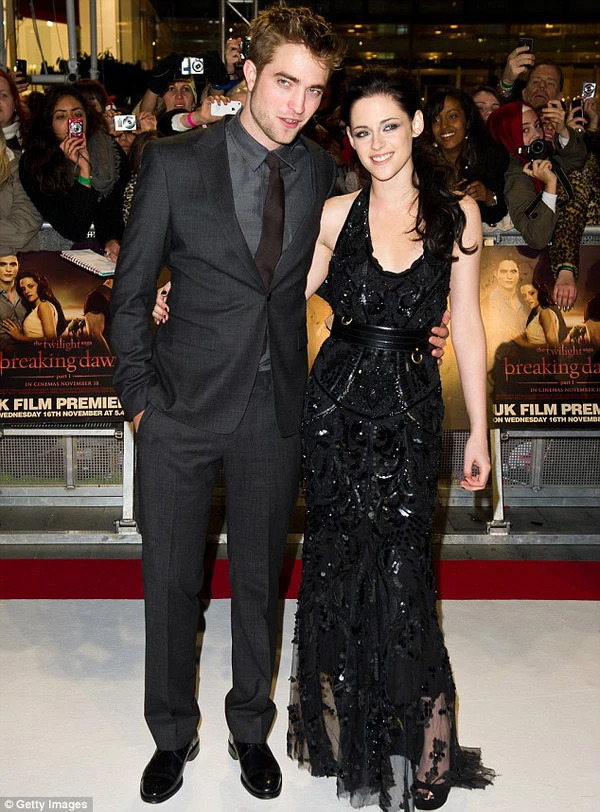 Jisoo (BLACKPINK) gây bàn tán vì cố tình bắt chước Kristen Stewart để tham dự sự kiện cùng Robert Pattinson - Ảnh 4.