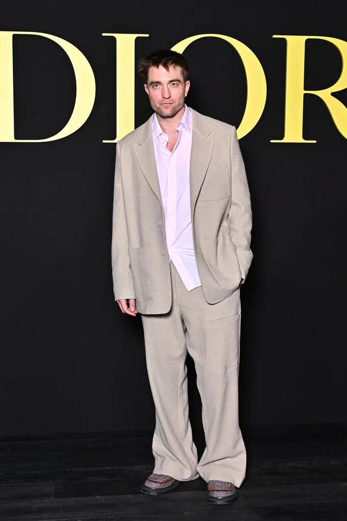 Jisoo (BLACKPINK) gây bàn tán vì cố tình bắt chước Kristen Stewart để tham dự sự kiện cùng Robert Pattinson - Ảnh 3.