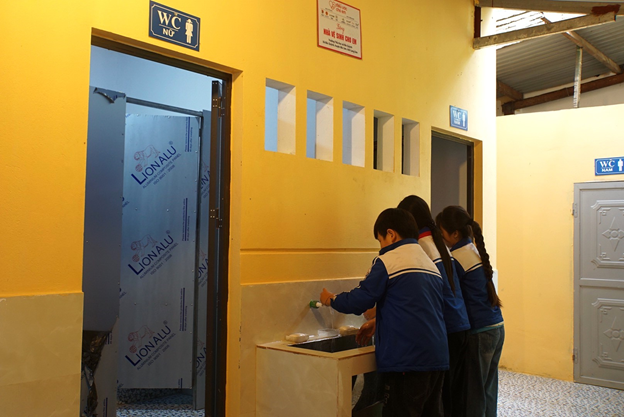 Nhà vệ sinh mới rộng rãi, sáng và sạch góp phần chăm sóc sức khỏe học sinh trường tiểu học Bắc Quỳnh, giúp các em có được sự thoải mái và tự tin hơn khi đến trường