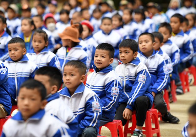 Niềm vui của học sinh trường tiểu học xã Bắc Quỳnh trong ngày Ngày hội Vệ sinh - Sức khỏe học đường và Lễ khánh thành 27 nhà vệ sinh (NVS) cho em tại Lạng Sơn