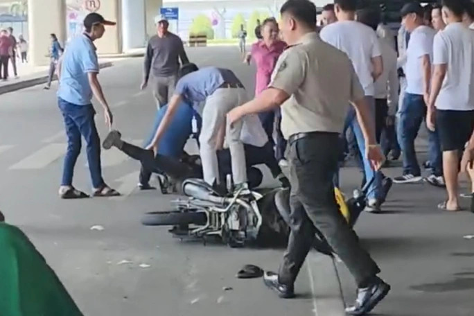 2 thanh niên lao xe máy vào ô tô, gây náo loạn sân bay Tân Sơn Nhất do… đi nhầm - Ảnh 1.