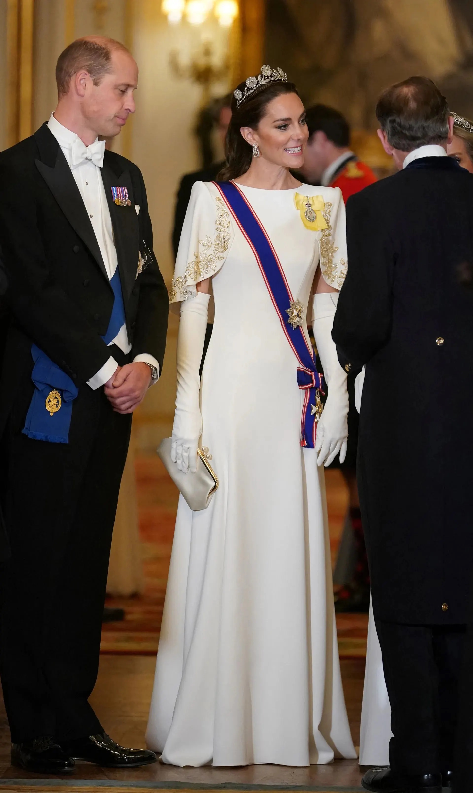 After more than a decade as a royal daughter-in-law, Princess Kate has only worn 4 crowns - Photo 14.