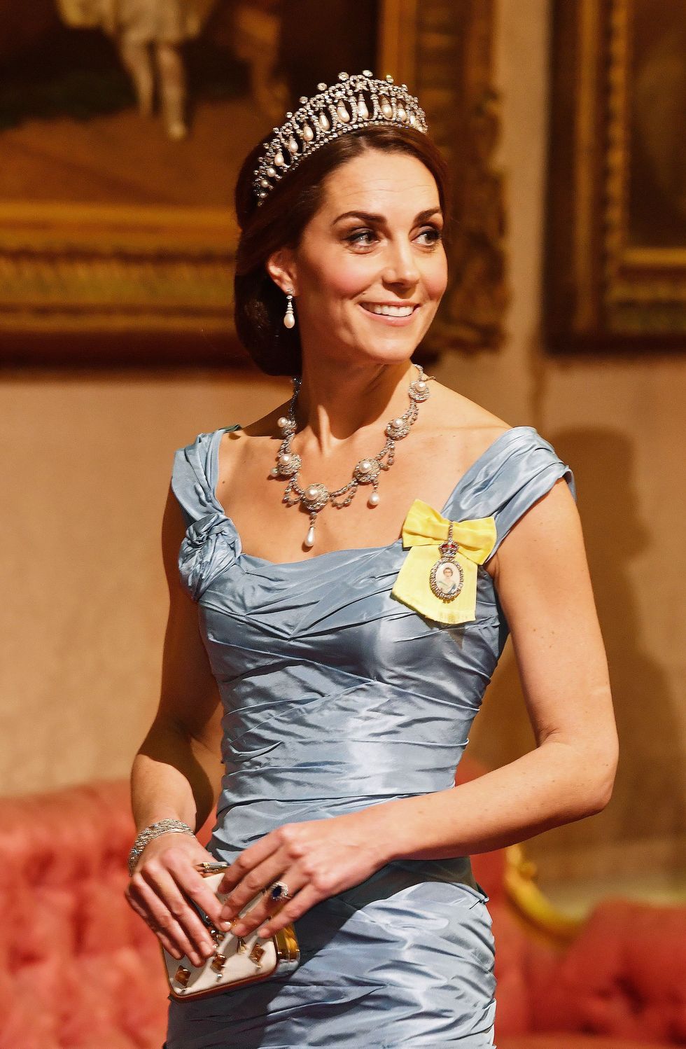 After more than a decade as a royal daughter-in-law, Princess Kate has only worn 4 crowns - Photo 9.