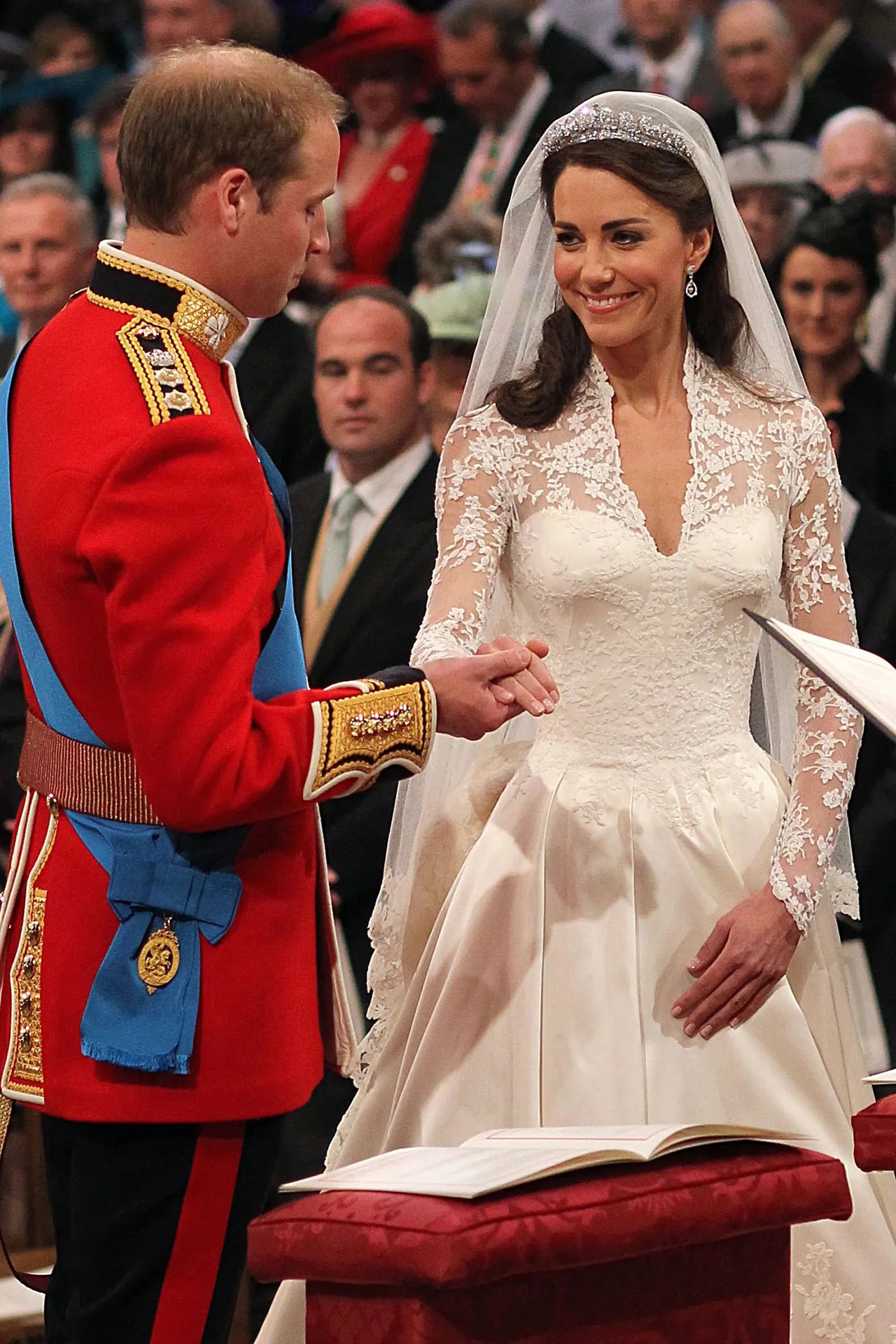 After more than a decade as a royal daughter-in-law, Princess Kate has only worn 4 crowns - Photo 1.