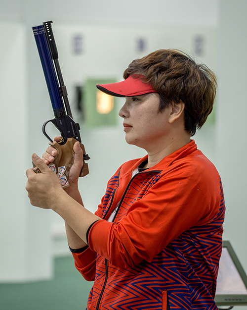 Các nữ xạ thủ tranh tài tại giải vô địch bắn súng Quốc gia 2023- Ảnh 1.
