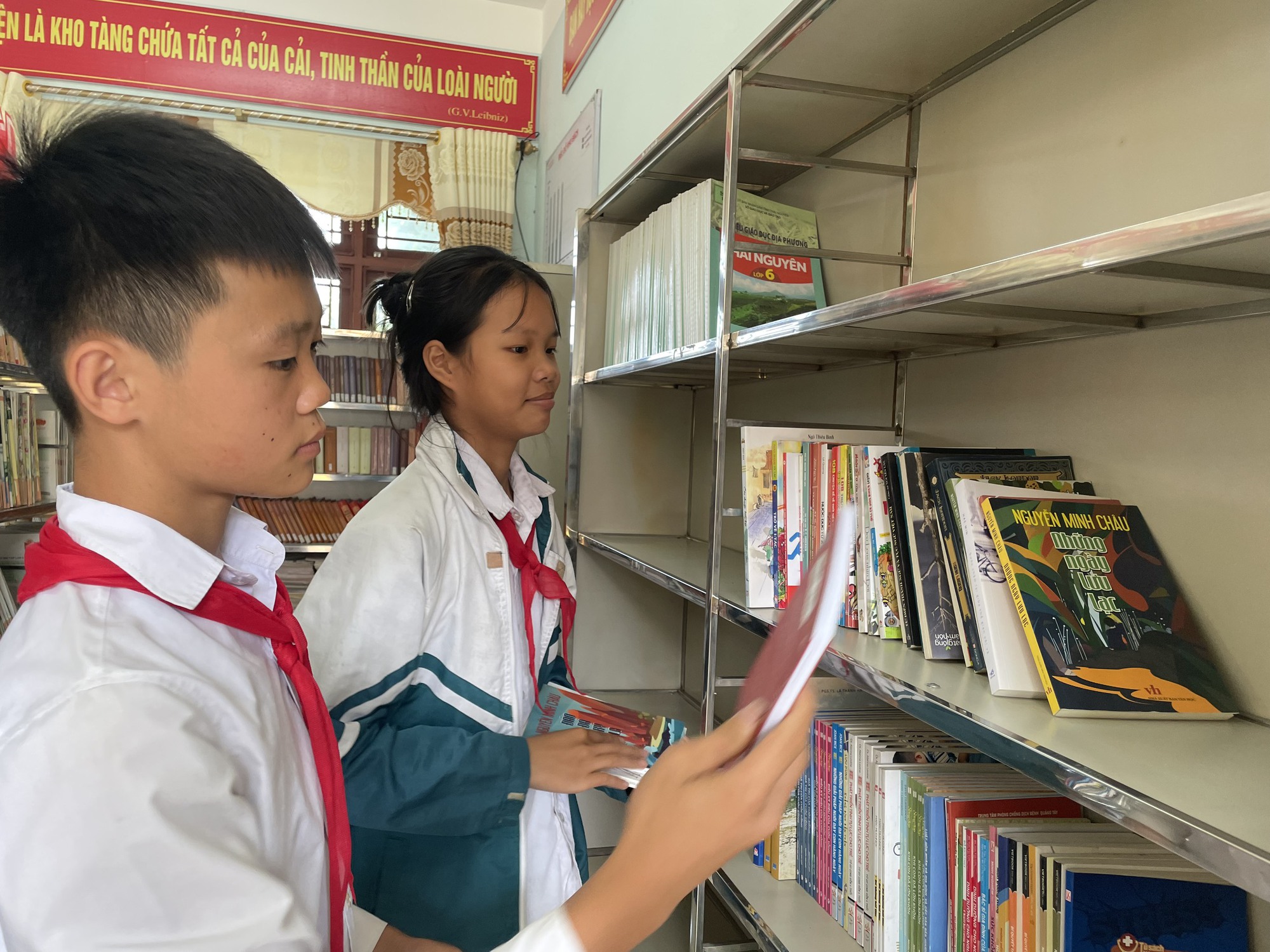 Báo Phụ nữ Việt Nam trao tặng Thư viện Xanh Mottainai cho học sinh trường THCS Hoàng Ngân- Ảnh 2.