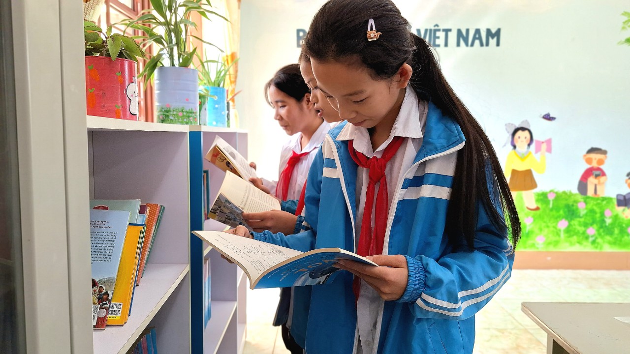 Báo Phụ nữ Việt Nam trao tặng Thư viện Xanh Mottainai cho học sinh trường THCS Hoàng Ngân- Ảnh 11.
