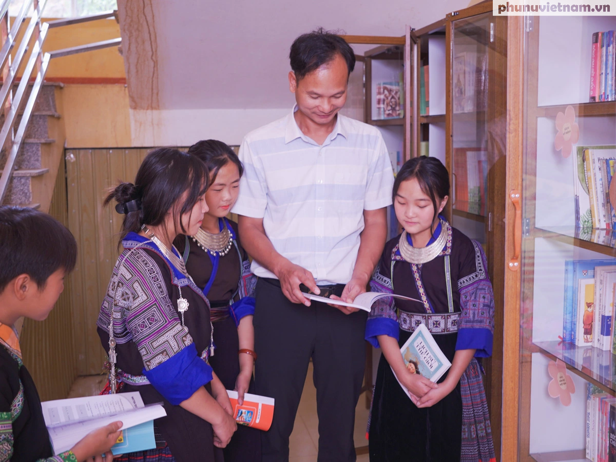 Người trẻ Hà Nội bán hoa gây quỹ xây dựng thư viện sách cho trẻ em vùng cao - Ảnh 2.
