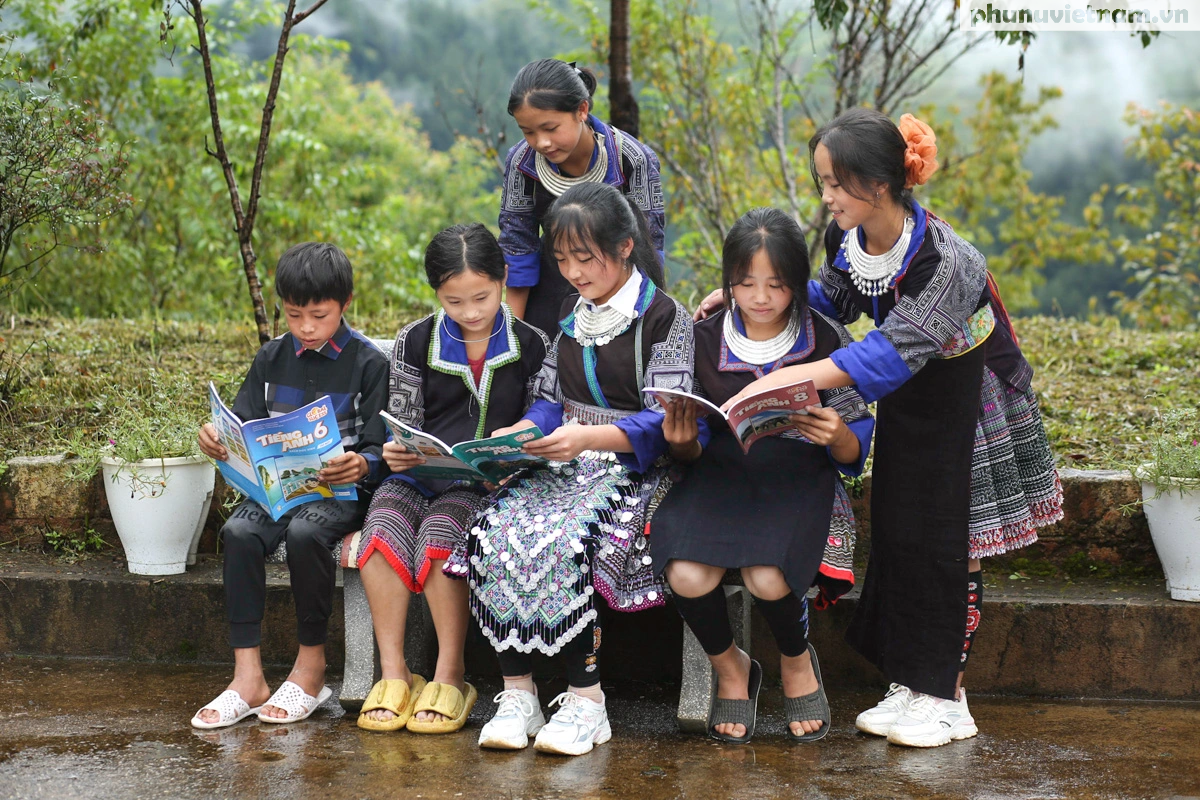 Người trẻ Hà Nội bán hoa gây quỹ xây dựng thư viện sách cho trẻ em vùng cao - Ảnh 12.