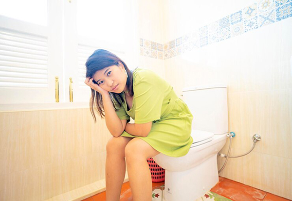 asian-young-woman-suffering-from-constipation-toilet-bowl-home-sitting-toilet-defecating_43780-1889