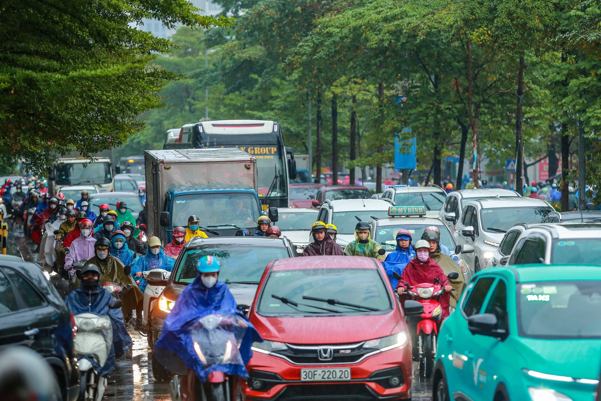 Hà Nội: Người dân vật lộn với tắc đường trong mưa lạnh- Ảnh 3.