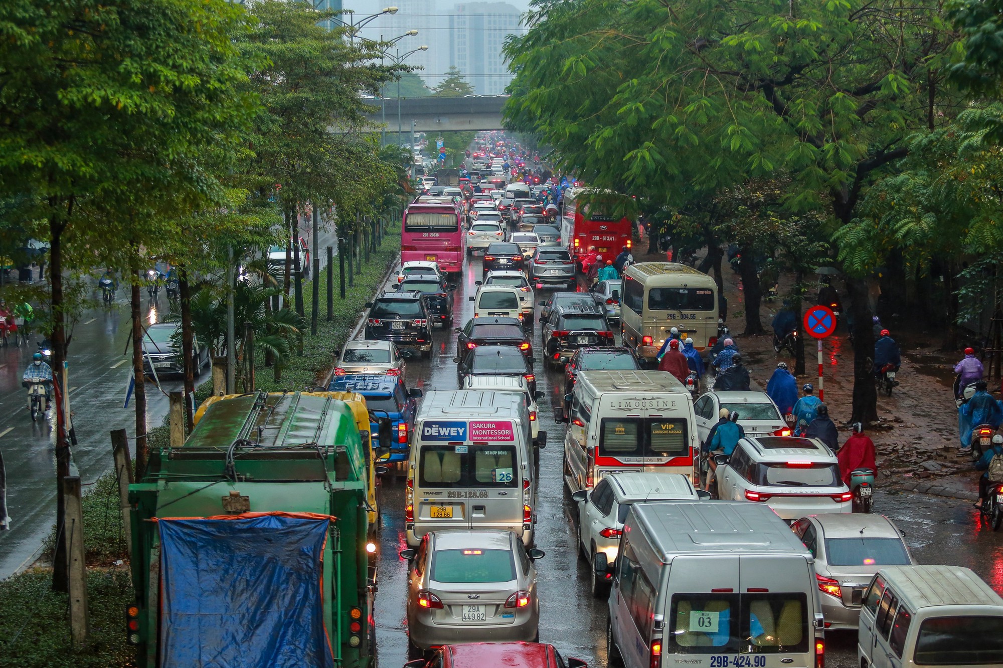 Hà Nội: Người dân vật lộn với tắc đường trong mưa lạnh- Ảnh 4.