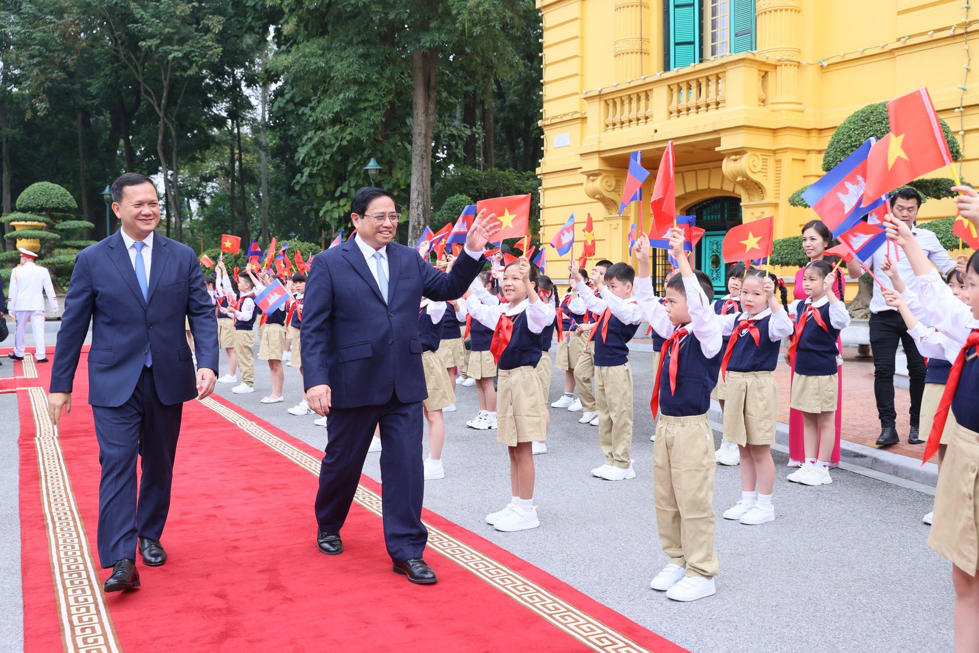 Thủ tướng Phạm Minh Chính chủ trì lễ đón và hội đàm với Thủ tướng Campuchia- Ảnh 1.