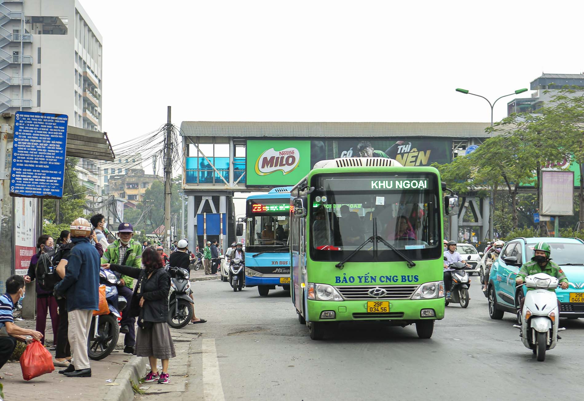 Bị CSGT dừng xe xử phạt, nhiều tài xế xe bus bất ngờ khi không biết mình vi phạm- Ảnh 1.