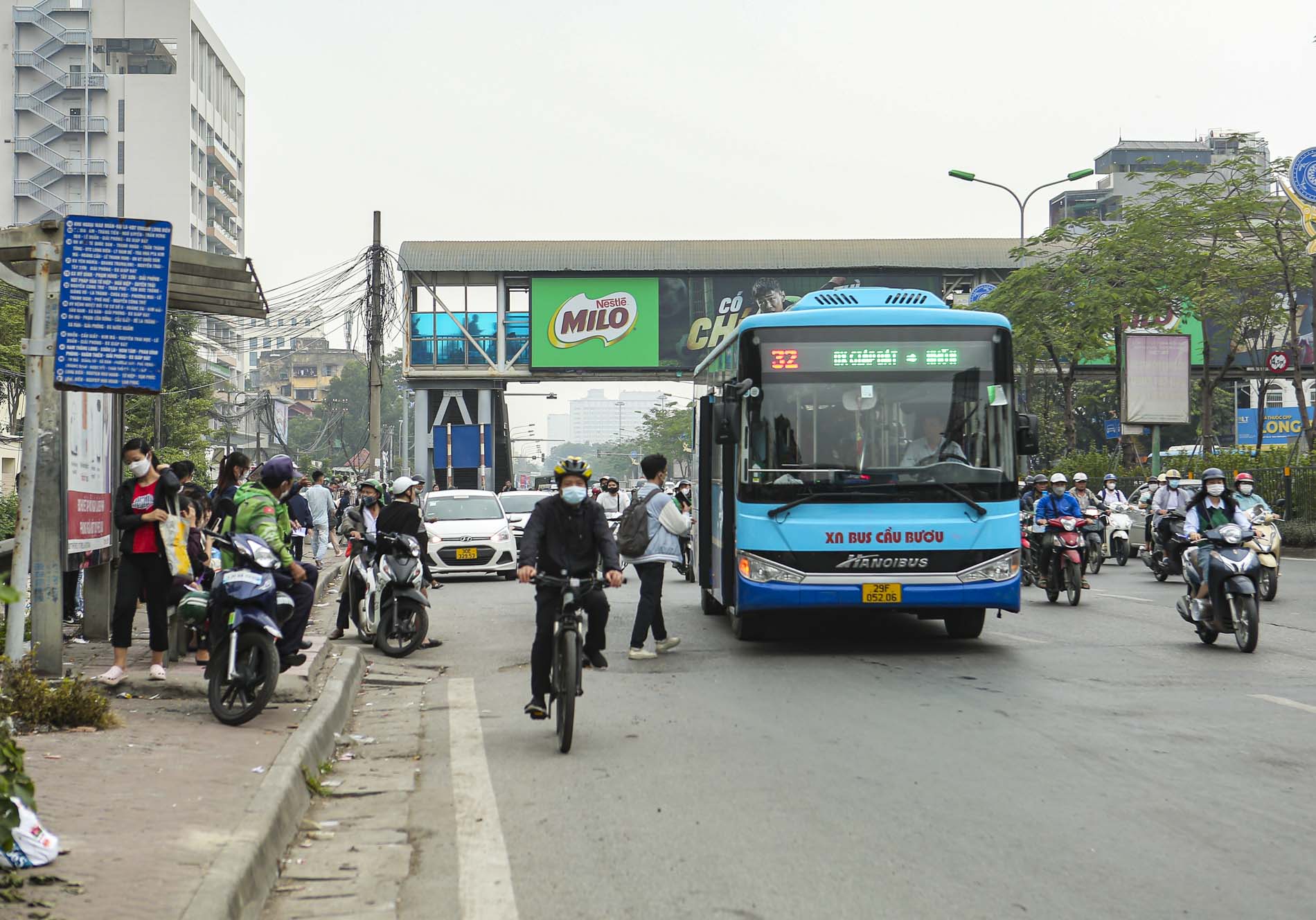 Bị CSGT dừng xe xử phạt, nhiều tài xế xe bus bất ngờ khi không biết mình vi phạm- Ảnh 2.