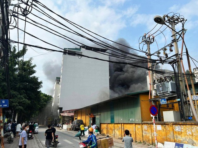 Hà Nội: Cháy tại khu vực có nhiều chung cư, nhiều người hoảng sợ- Ảnh 2.