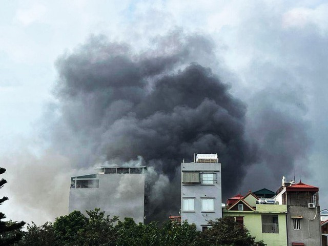 Hà Nội: Cháy tại khu vực có nhiều chung cư, nhiều người hoảng sợ- Ảnh 1.