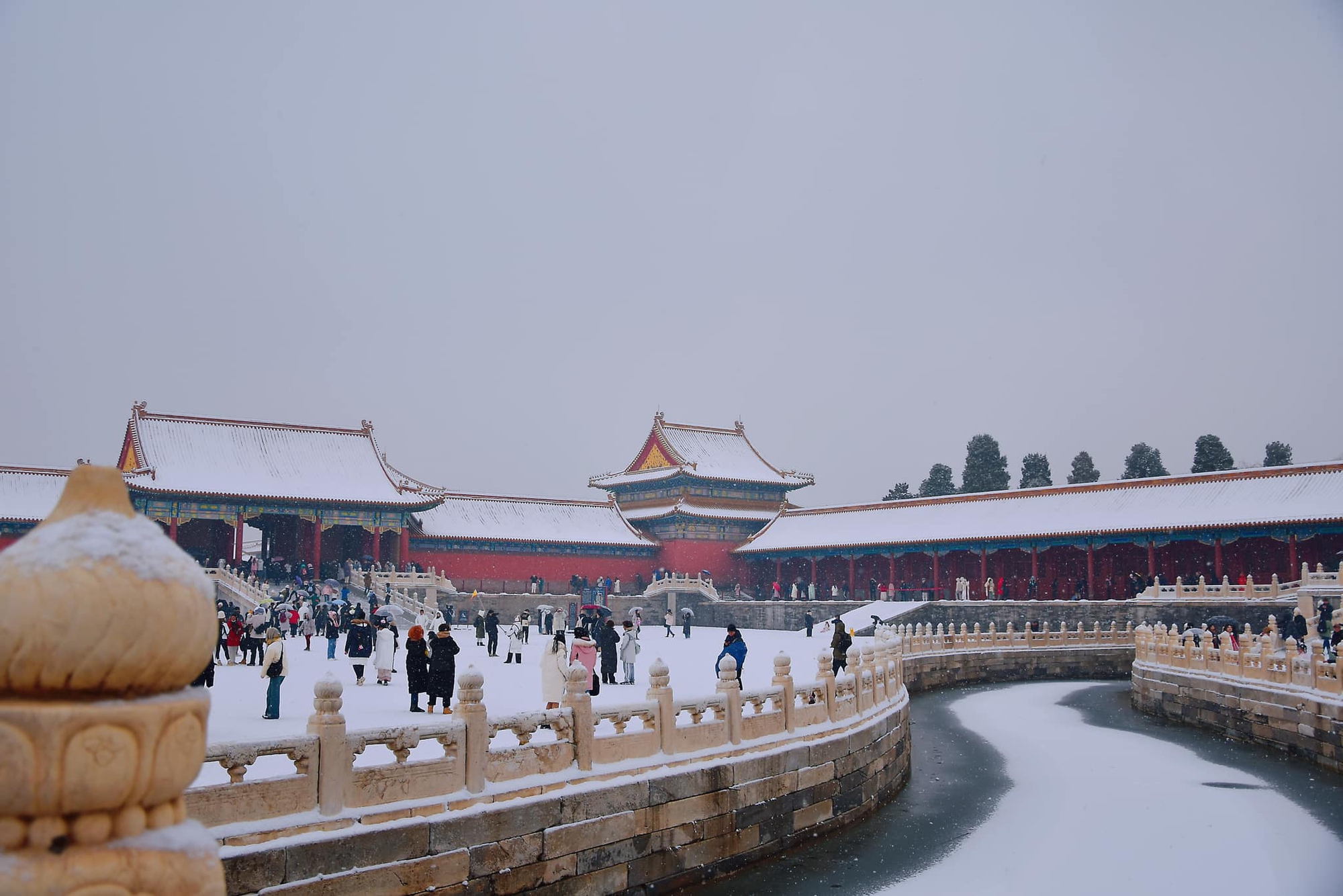 Du khách Việt may mắn được "săn" tuyết rơi đầu mùa đẹp như phim ở Tử Cấm Thành (Trung Quốc)- Ảnh 1.