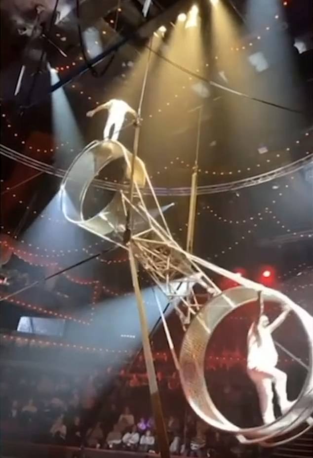 Clip kinh hoàng: Nghệ sĩ xiếc nhào lộn rơi khỏi “Bánh xe tử thần” từ độ cao 9m trước sự chứng kiến của hàng trăm khán giả- Ảnh 1.