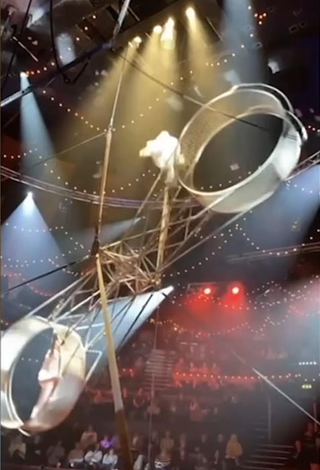 Clip kinh hoàng: Nghệ sĩ xiếc nhào lộn rơi khỏi “Bánh xe tử thần” từ độ cao 9m trước sự chứng kiến của hàng trăm khán giả- Ảnh 2.
