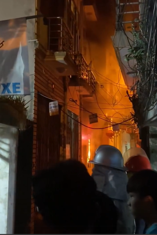 Hà Nội: Nhà 4 tầng cháy dữ dội ở Trương Định- Ảnh 1.