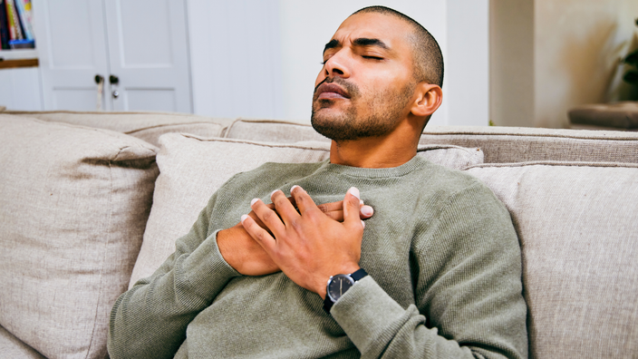 Bỏng rát ở ngực: Phân biệt dấu hiệu cơn đau tim và chứng ợ nóng- Ảnh 1.