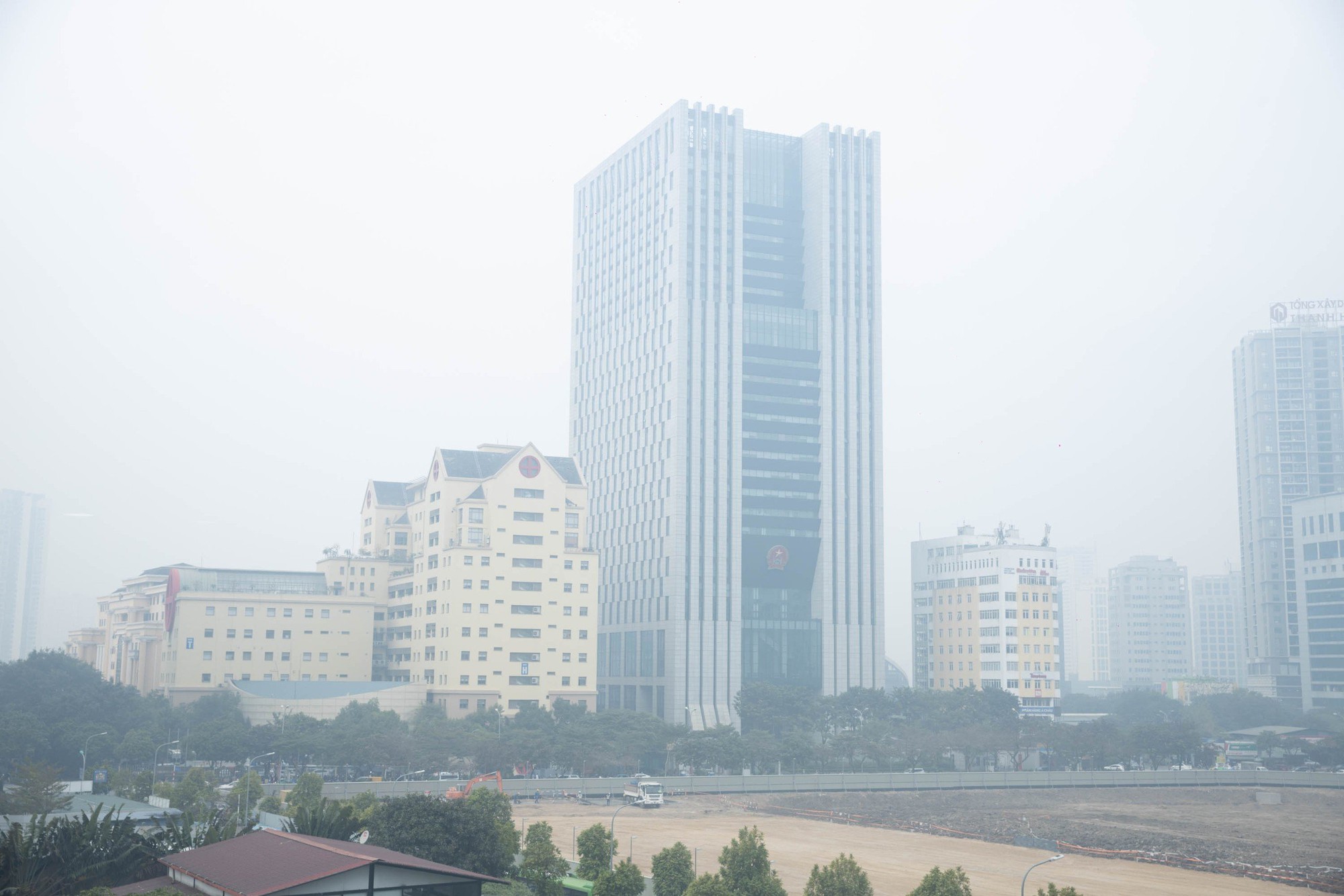 Không khí Hà Nội ô nhiễm trầm trọng, cả thành phố chìm trong màn sương trắng từ sáng đến tối- Ảnh 7.