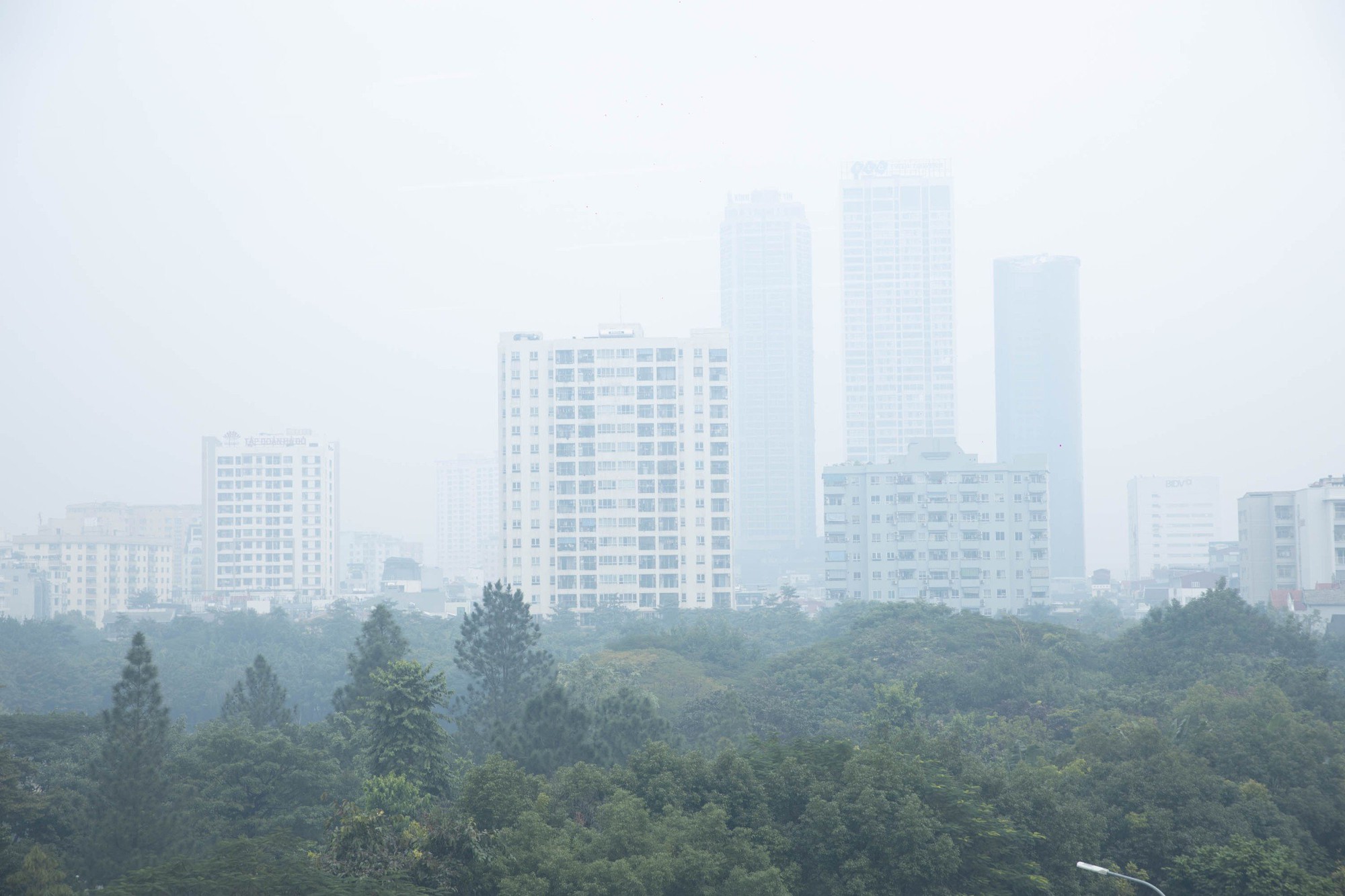 Không khí Hà Nội ô nhiễm trầm trọng, cả thành phố chìm trong màn sương trắng từ sáng đến tối- Ảnh 6.