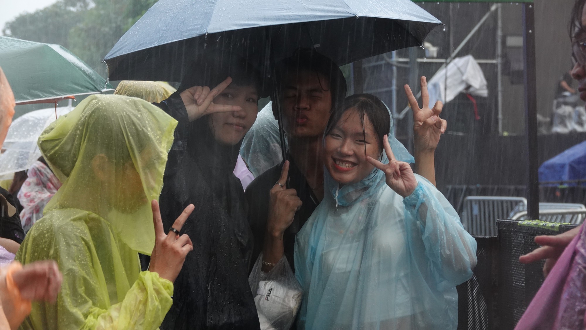 Nhiều người đi sớm giữ chỗ xem pháo hoa, hứng trọn cơn mưa ngay phố đi bộ Nguyễn Huệ chiều cuối năm- Ảnh 8.