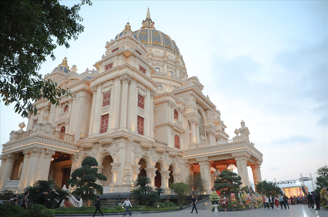 Những căn biệt thự dát vàng "triệu view" được đích thân chủ nhà quay cận cảnh đang gây sốt trên mạng xã hội- Ảnh 8.